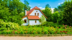 NUDI BESPLATNO KUĆU NA KORIŠĆENJE, UZ JEDAN USLOV Domaćinstvo je udaljeno 50 kilometara od Beograda, blizu je Kosmaja!