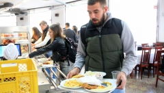 OVAKO MLADI ŽIVE U "STUDENJAKU" - Tri cimera dele 20 kvadrata , a tri obroka dnevno koštaju 266 dinara!