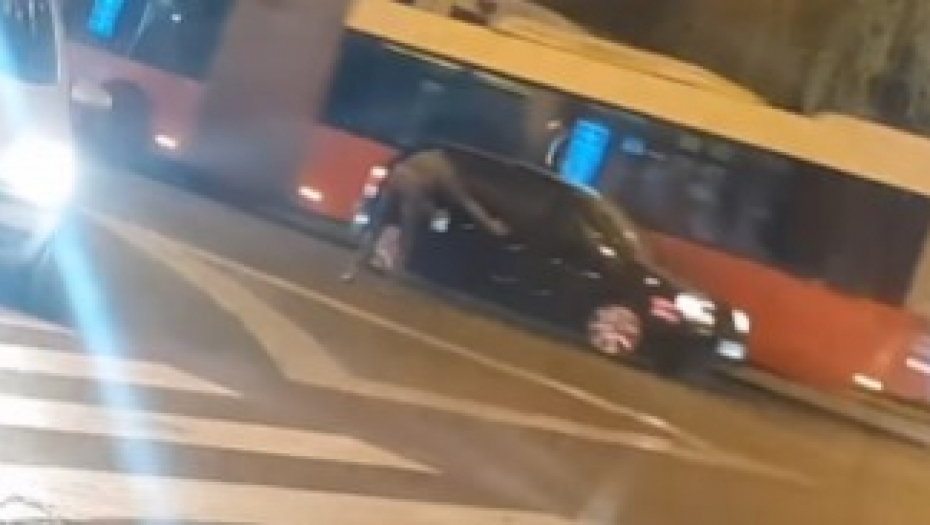 PIJANI ČOVEK SE TETURA MEĐU AUTOMOBILIMA NA STUDENJAKU Na mrežama osvanuo neverovatan snimak, nosi flašu i radi OVO