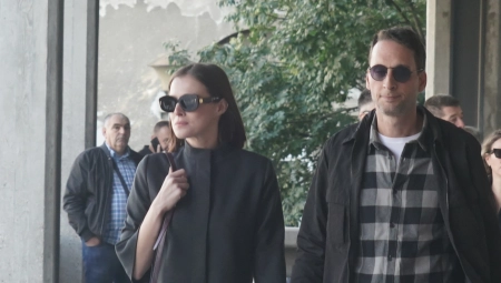 MILENA RADULOVIĆ U SUD STIGLA SA SVOJIM DEČKOM POZNATIM REPEROM Ognjen Janković je sve vreme drži za ruku i ne odvaja se od nje! (FOTO)