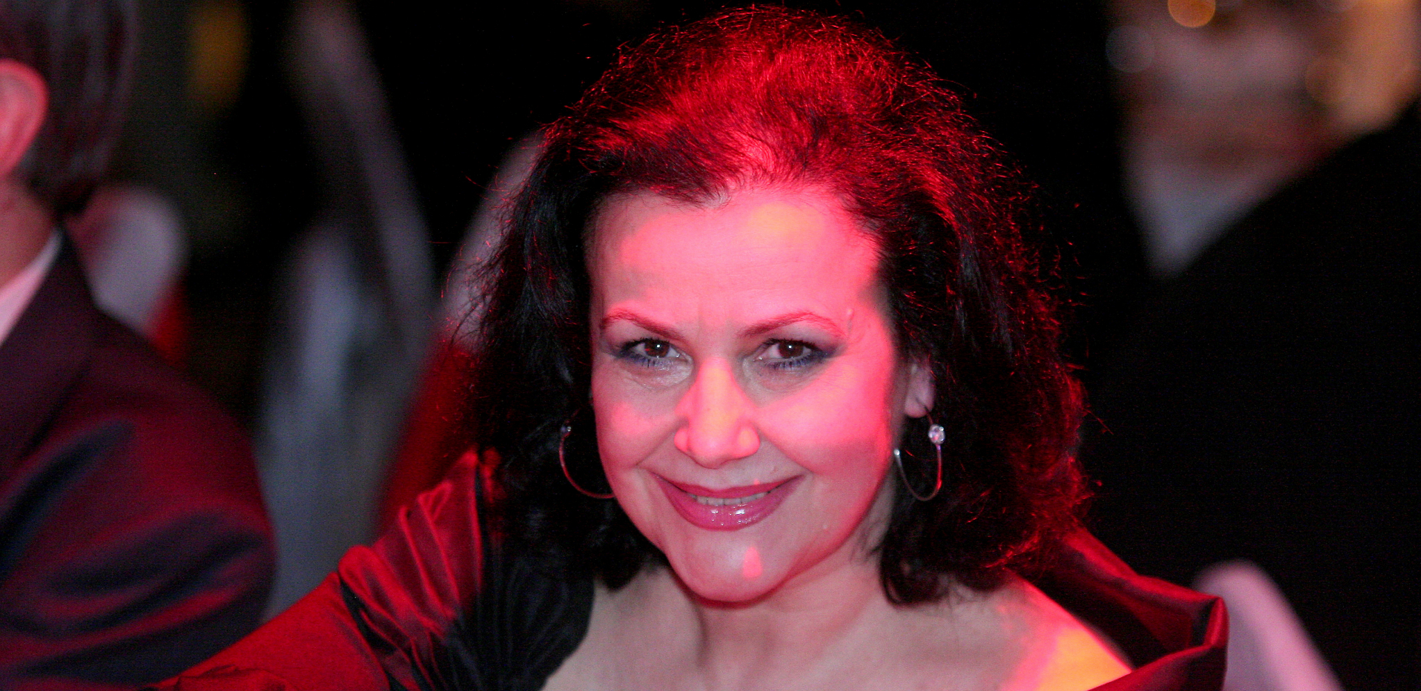 NISAM IŠLA U ŠKOLU JER MI SE MAJKA SKIDALA PRED KAMERAMA Ćerka Snežane Savić preživela je teror zbog glumicinih eksplicitnih scena