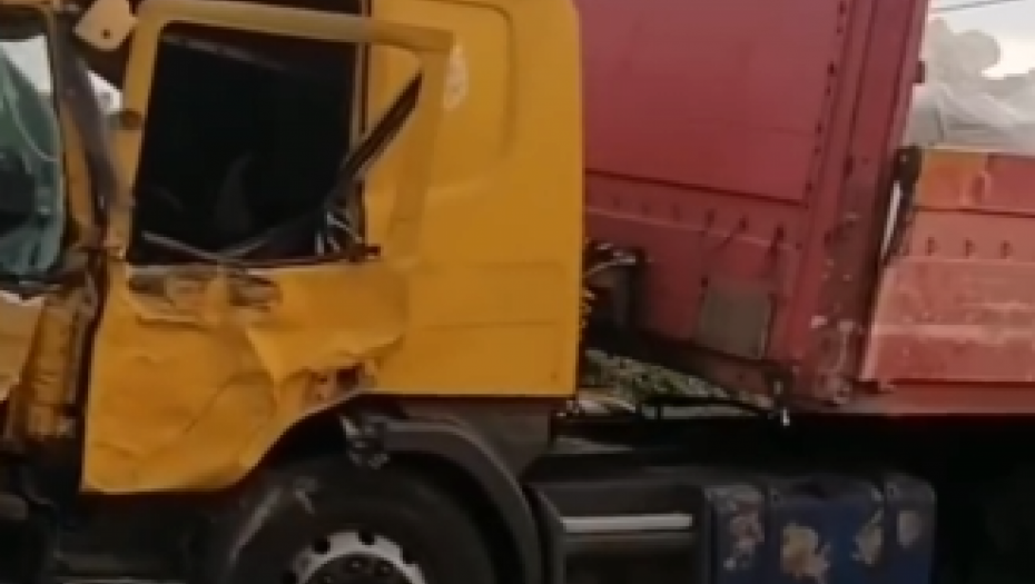 TEŠKA NESREĆA U BARIČU Kamion udario u nadstrešnicu autobuske stanice (VIDEO)