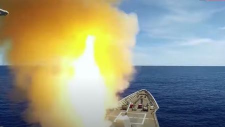 HUTI ŽESTOKO UDARILI NA AMERIKANCE Ispaljene dve balističke rakete na brodove u Crvenom moru
