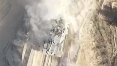 LETELICA HAMASA BACA MUNICIJU NA MERKAVU Ovo je trenutak uništenja najmoćnijeg izraelsog tenka (VIDEO)