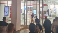OPŠTI HAOS U KNEZ MIHAILOVOJ Devojka demolirala prodavnicu telefona, policija je uhapsila (FOTO/VIDEO)