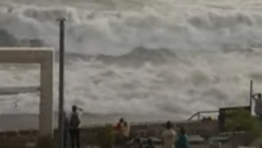 UŽAS U OMILJENOM LETOVALIŠTU SRBA Devojka se udavila na samo 20 metara od plaže! (VIDEO)