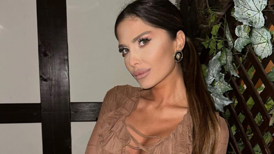 EVO GDE SE NALAZI ANA RADULOVIĆ! Voditeljka se nakon razvoda ne odvaja od njega, ovo su svi detalji