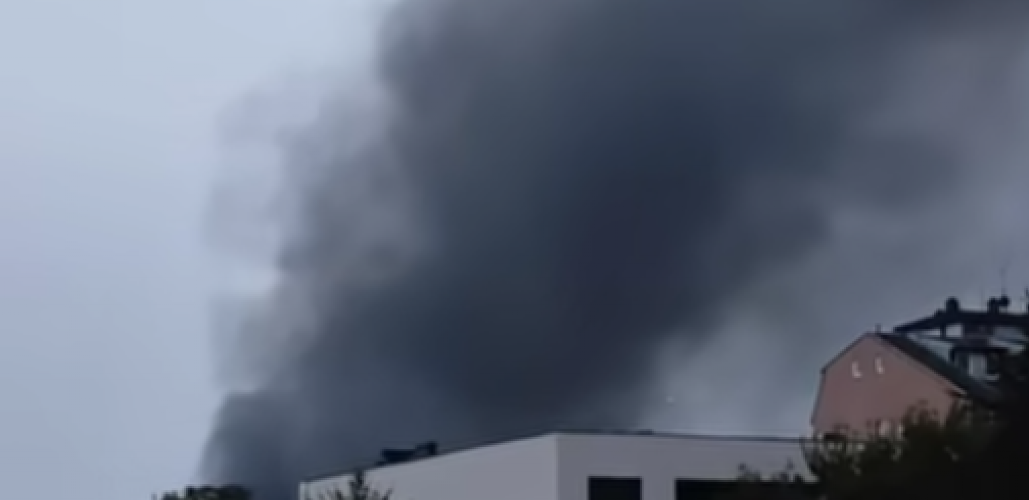 VELIKI CRNI DIM PREKRIO NEBO U PANČEVU Građani osećaju ovaj smrad, evo šta se zapalilo (VIDEO)