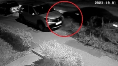 GRUNUO U PARKIRAN AUTO I POBEGAO KAO ZEC Šok snimak bahatog vozača iz Novog Sada razbesneo Srbiju (VIDEO)