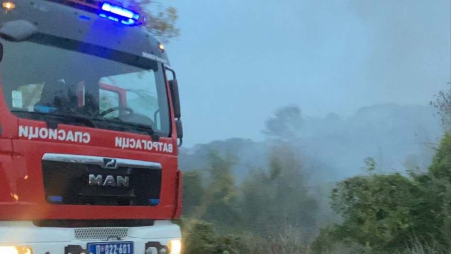 VELIKI POŽAR U NIŠU, GORI MAGACIN 24 vatrogasca se bore sa vatrenom stihijom