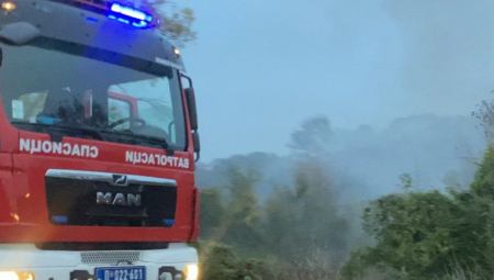 VELIKI POŽAR U NIŠU, GORI MAGACIN 24 vatrogasca se bore sa vatrenom stihijom