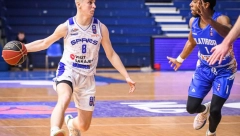 OVO DO SADA NISTE VIDELI Košarkaš se provukao protivniku kroz noge i postigao poene (VIDEO)