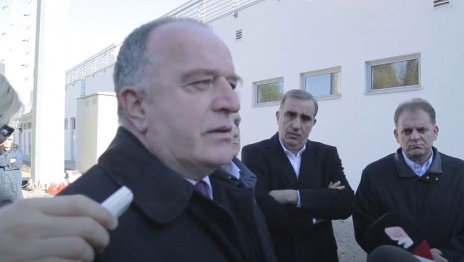 E OVO JE SKANDAL NA CG NAČIN! Milov funkcioner zaposlio sina, kćerku, sestru i snahu, uzeo besplatan stan od Opštine, poklonio ga sinu, pa uzeo drugi stan i otpremninu od 70.000!