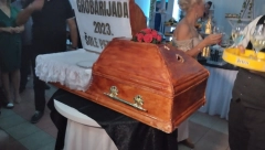 GROBARI POJELI "MRTVAČKI SANDUK!" Nesvakidašnji prizor u Petrovcu na Mlavi! (FOTO/VIDEO)