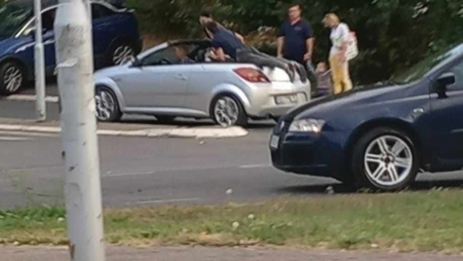 HIT SCENA U BEOGRADU! LJUDI U ČUDU POSMATRALI Pogledajte kako se grupa mladića vozi u automobilu