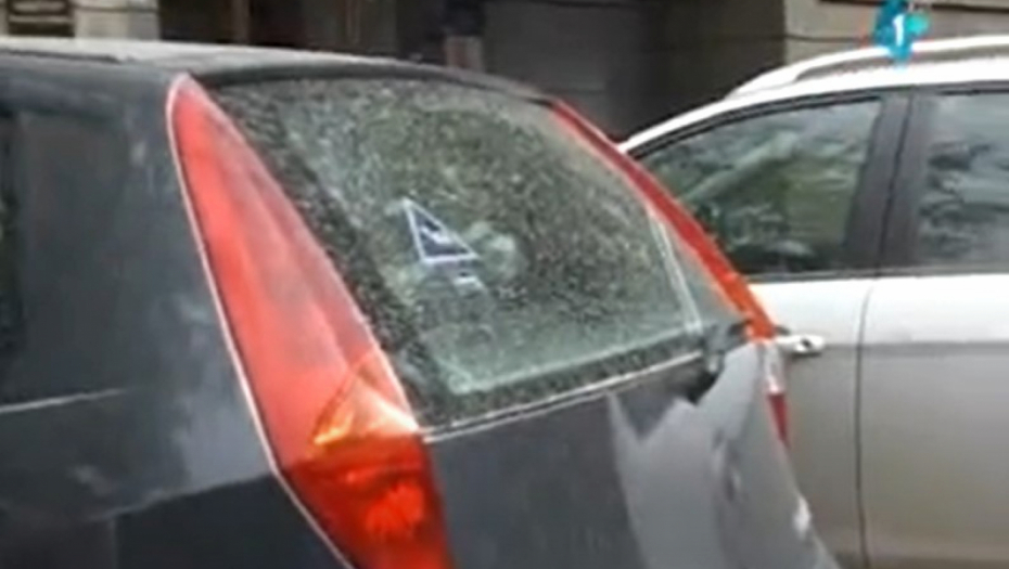 PALA JE PRLJAVA KIŠA, A EVO KAD MOŽETE DA OPERETE KOLA Zna se da li će današnja kiša očistiti vozila od peska iz Sahare
