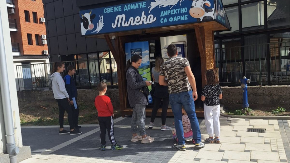 MLEKOMAT U CENTRU BAJINE BAŠTE Sve se razgrabi čim se sipa, najviše uzimaju majke za decu