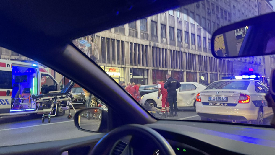 STRAVIČAN UDES NA TRGU NIKOLE PAŠIĆA Motor razvaljen, muškarac nepomično leži (FOTO)