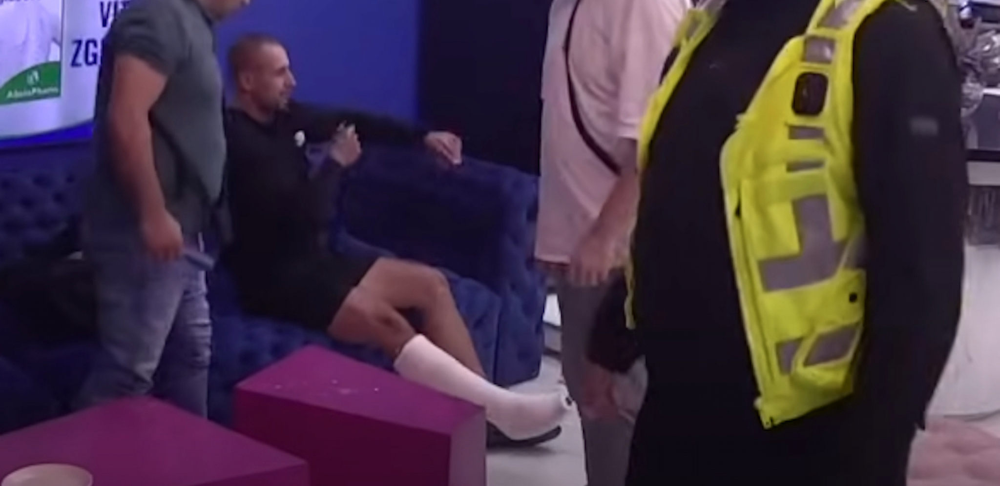UČESNIK ELITE NAMERNO UDARIO NOGOM U STAKLENI STUB Jezive scene u rijalitiju, odmah ga izveli!