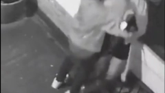 ISPLIVAO SNIMAK Fudbaler brutalno tukao devojku, ona morala da skače sa velike visine