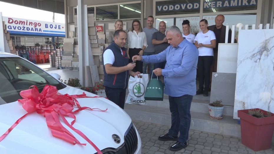 POSTOJE I OVAKVI POSLODAVCI Joviša za 20 godina rada od vlasnika firme dobio nov automobil (FOTO)