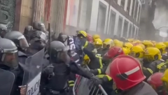 MASOVNA TUČA VATROGASACA I POLICAJACA Haos na ulicama Španije, letela pirotehnička sredstva (VIDEO)