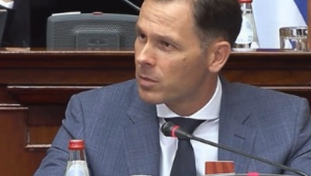 "ONI PIŠU TUGALJIVA PISMA, MI GRADIMO AUTO-PUTEVE, ŠKOLE, BOLNICE... " Mali zapušio usta Nikeziću