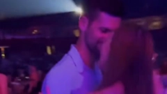 TO JE LJUBAV Novak i Jelena zapelsali na koncertu, čista romantika (VIDEO)