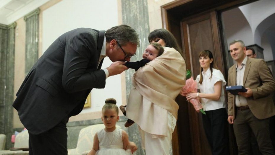 "OVO JE MOJE KUMČE LAZAR" Vučić: Danas sam ga prvi put video i presrećan sam zbog toga