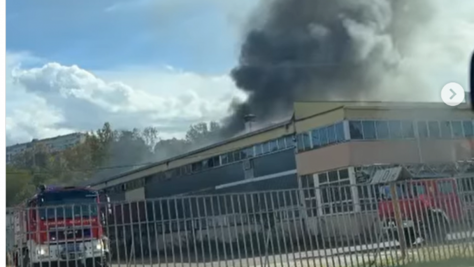 GORI ZGRADA FABRIKE U RAKOVICI Sedam vatrogasnih vozila pokušava da ugasi požar, crni dim prekrio nebo (VIDEO)