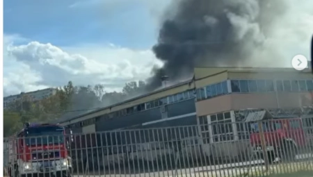 GORI ZGRADA FABRIKE U RAKOVICI Sedam vatrogasnih vozila pokušava da ugasi požar, crni dim prekrio nebo (VIDEO)