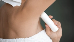 KAKO SE REŠITI FLEKE OD DEZODORANSA Genijalan trik u tren oka otklanja bele tragove na majici