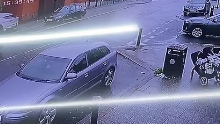 ŠOKANTAN TRENUTAK Autom projurio pored majke koja gura kolica pre nego što se zabio u kuću