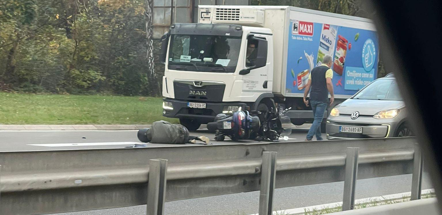 UŽAS NA AUTOPUTU KOD GENEKSA Motociklista oboren na zemlju, zadobio teške povrede (FOTO)