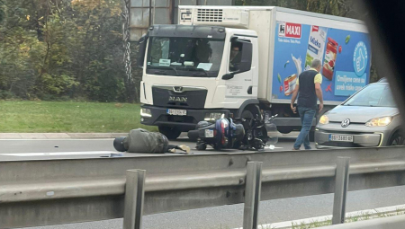 UŽAS NA AUTOPUTU KOD GENEKSA Motociklista oboren na zemlju, zadobio teške povrede (FOTO)