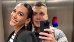 SKINULA SE DEVOJKA STEFANA KARIĆA Novom fotkom sa putovanja zapalili mreže, svi komentarišu njen izgled!