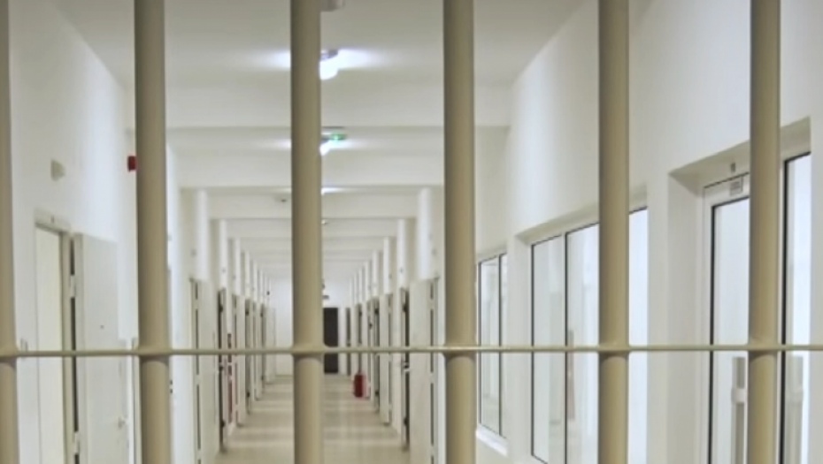 ZATVORENIK UZNEMIRAVAO DEVOJKE U UŽICU Izlazio iz kućnog pritvora, zbog onoga što je radio odleteo je iza rešetaka