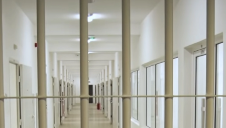 ZATVORENIK UZNEMIRAVAO DEVOJKE U UŽICU Izlazio iz kućnog pritvora, zbog onoga što je radio odleteo je iza rešetaka