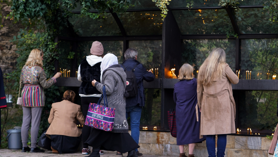 VERNICI CELU NOĆ PROVELI NA KALEMEGDANU Kolona ljudi ispred crkve Ružica, Srbi slave veliki praznik (FOTO/VIDEO)