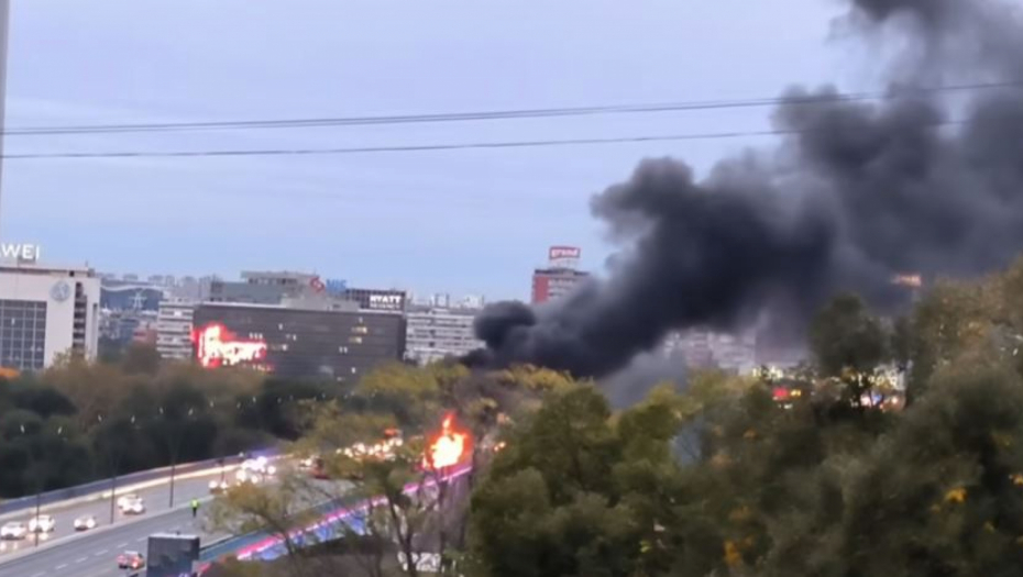 ZATVOREN BRANKOV MOST Gori autobus, rotacije u centru Beograda (VIDEO)