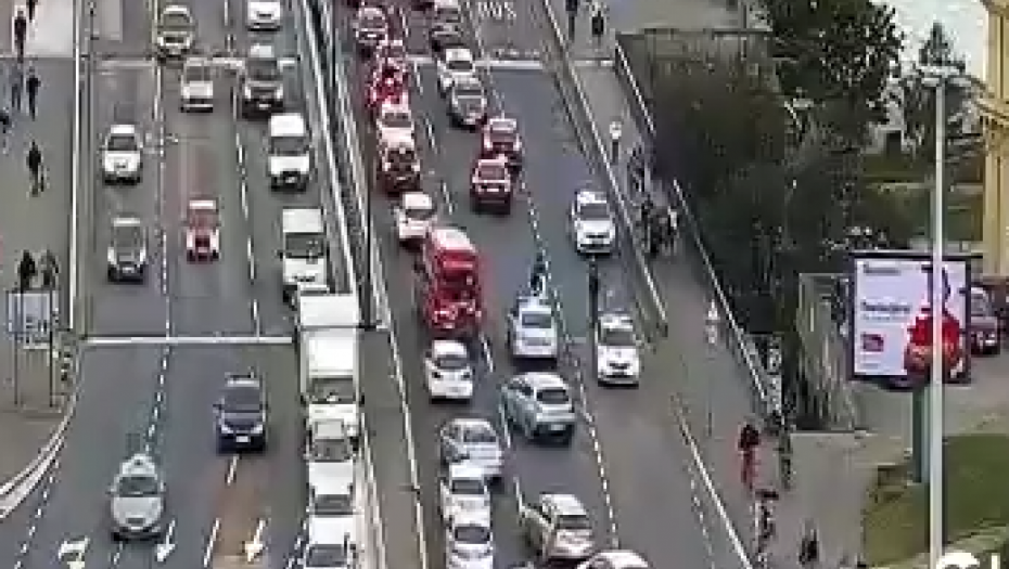 PRVE FOTOGRAFIJE POŽARA SA BRANKOVOG MOSTA Izgorelo je pola autobusa (FOTO)