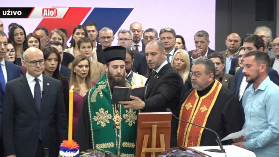 SNS SLAVI SVETU PETKU! Stigao predsednik Srbije Aleksandar Vučić (VIDEO)