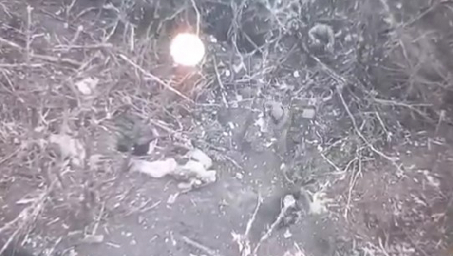 DRON ZABELEŽIO NESTVARNU SCENU NA FRONTU U UKRAJINI: Udario ga puškom pa uskočio u rov da se obarčunaju PRSA U PRSA (VIDEO)