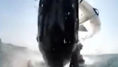 KAMERA SVE SNIMILA Kit izleteo iz mora i potopio surfera, a onda je pukla daska (VIDEO)