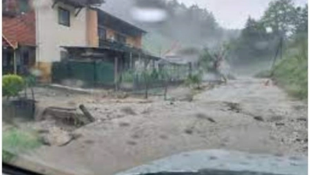 PANIKA U SLOVENIJI! Voda nadire na sve strane, izdato crveno upozorenje