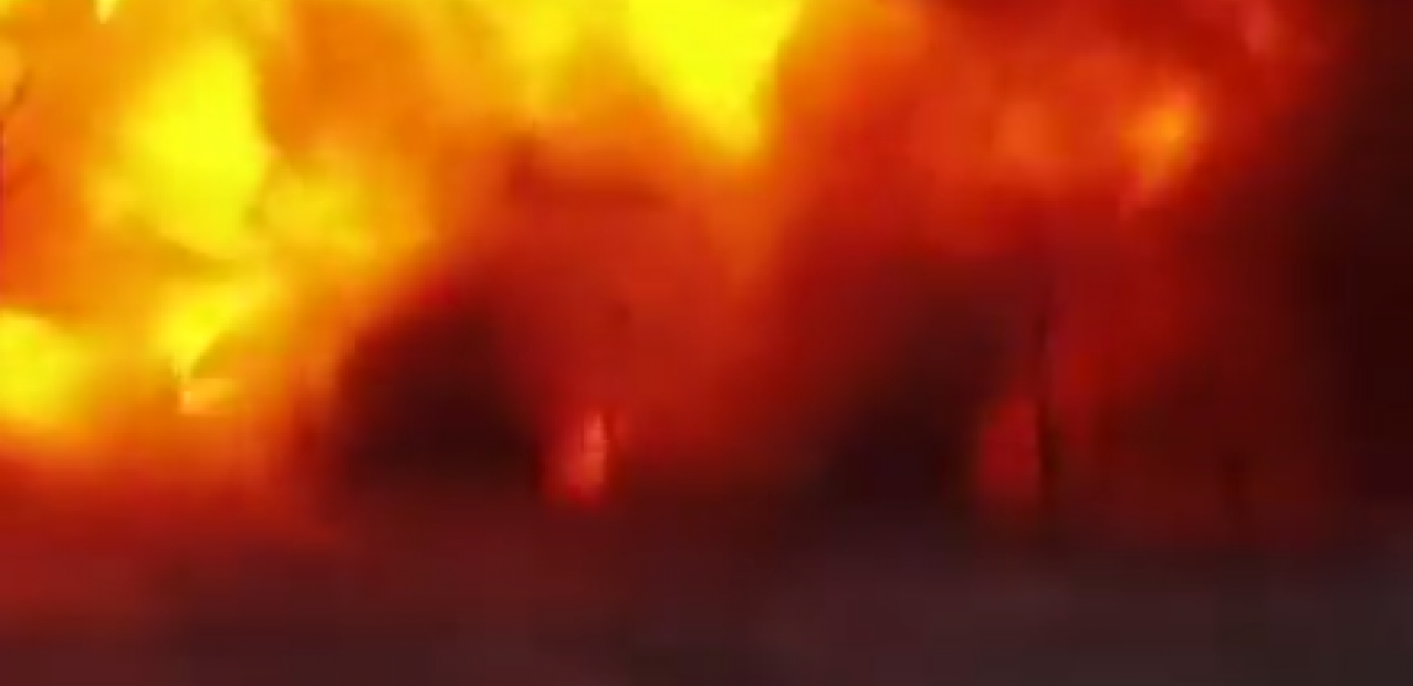 EPSKA DETONACIJA Ruski tenk dignut u vazduh, delovi leteli na sve strane, a zatim još jedna eksplozija! (VIDEO)