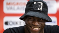 SKANDAL Baloteli mrtav pijana pada po ulici, ovo je šokantno (VIDEO)