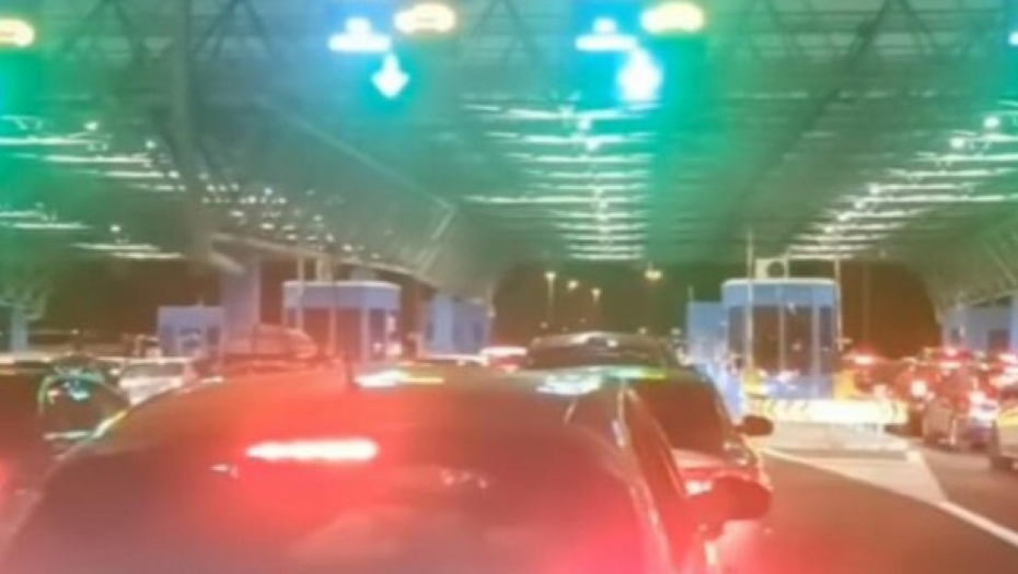 VELIKA ZAPLENA Carinici zaustavili auto, vozač rekao da nema šta da prijavi, a onda su izvršili pretres (FOTO)