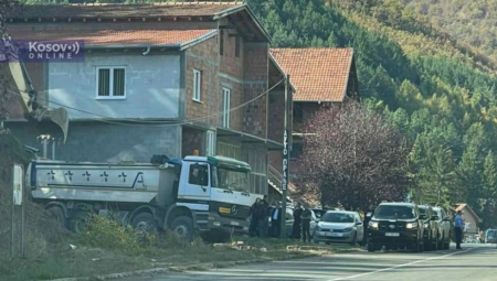 UŽAS U ZUBINOM POTOKU Kurtijeva policija diže stanicu pored srpske škole, građani uznemireni