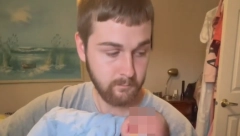 "ON ĆE VOLETI MUZIKU CELOG ŽIVOTA" Snimak rituala tate i bebe brzo je postao viralan i raznežio mreže, proverite i zašto!